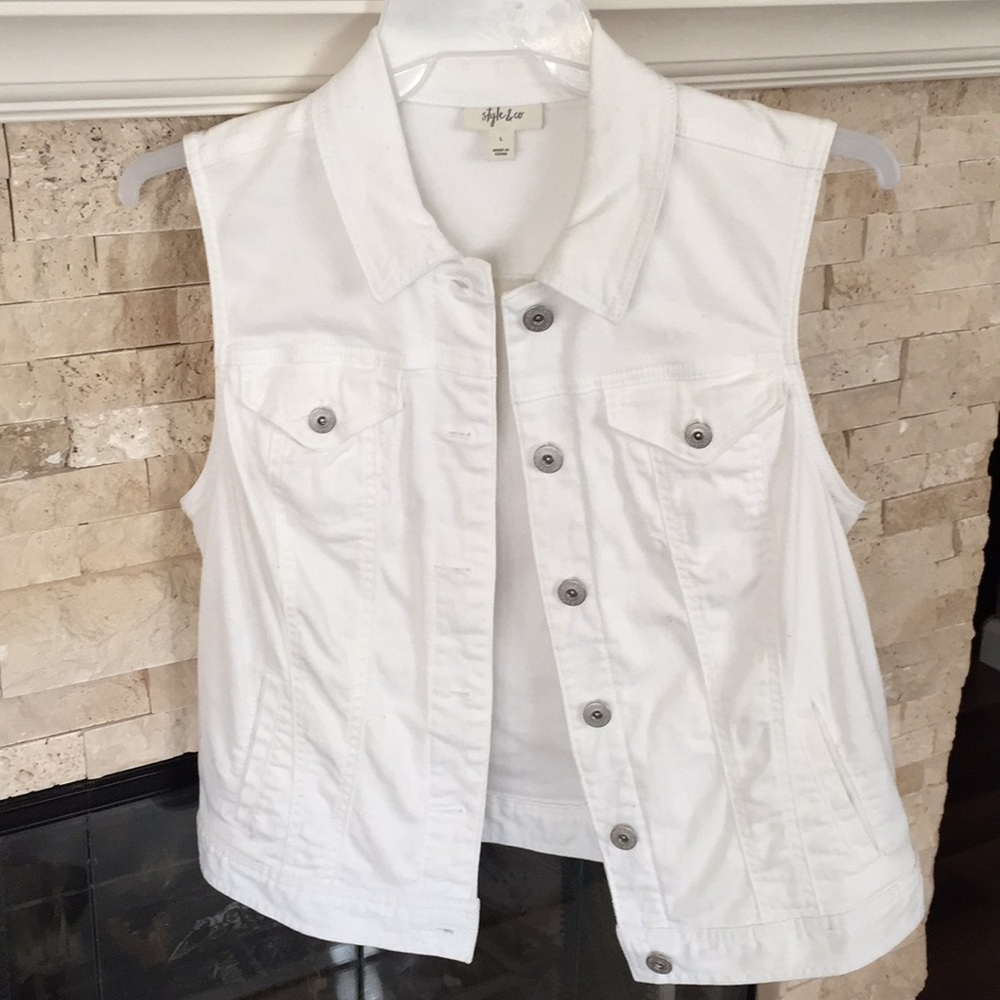 NWOT! Super Cute & Stylish Jean Jacket! 💗 - Picture 1 of 3
